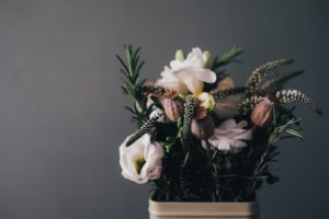 Jak ułożyć sztuczne kwiaty w doniczce?