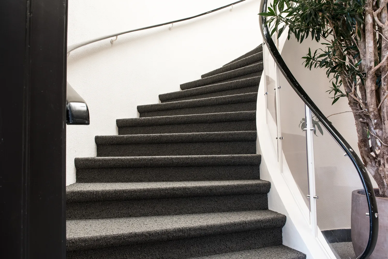 Jak usunąć plamę z wykładziny?