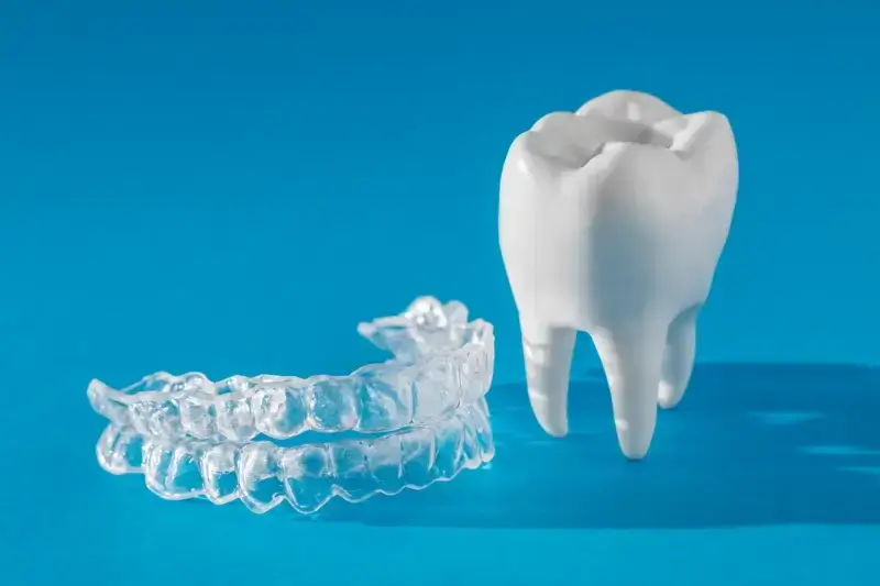 Czym się różni Clear Aligner od Invisalign?