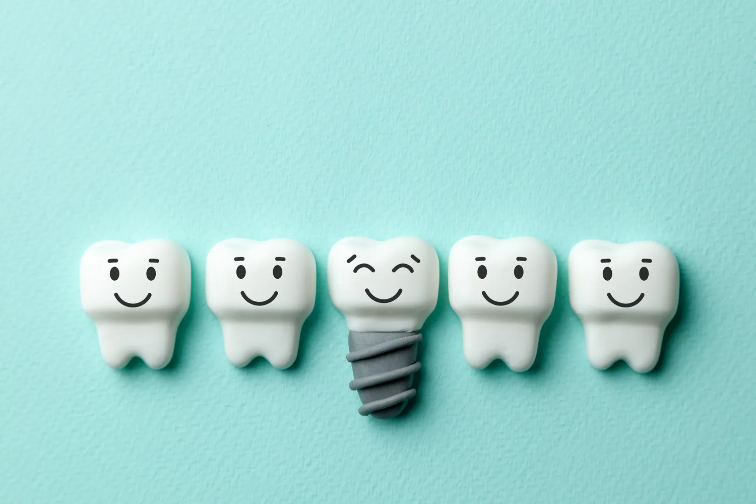 Stomatolog - piękny uśmiech śnieżnobiałymi zębami